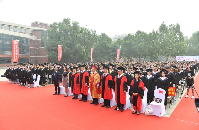 图8：毕业典礼现场