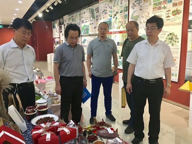 郭书记参观2