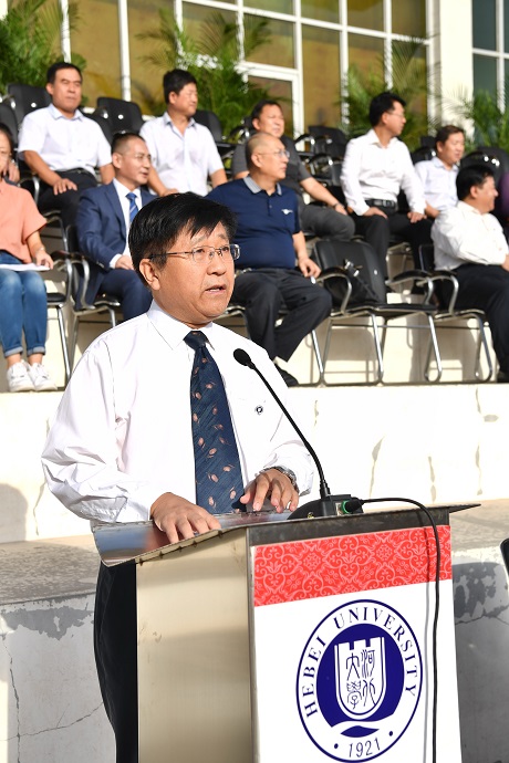 6副校长杨学新主持典礼