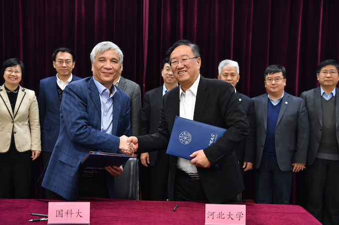 2河北大学校长康乐与中国科学院大学校长丁仲礼代表双方签订战略合作协议