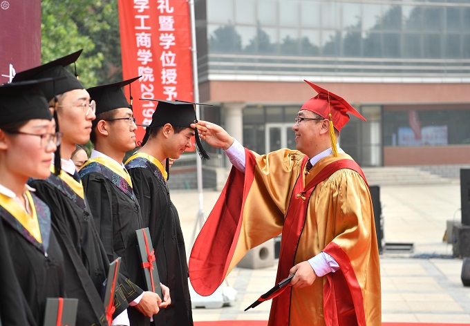 图3：孟庆瑜为2019届毕业生代表颁发毕业证书和学位证书